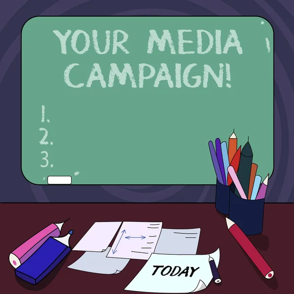 手書きテキストあなたのメディア キャンペーン。概念のマーケティングを強化するための努力を意味マウント空白色黒板にチョーク、机の上の書き込みツール シーツのビジネス目標を支援します。. — ストック写真