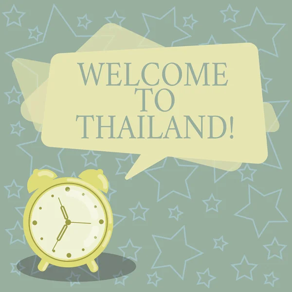 เขียนข้อความด้วยลายมือ ยินดีต้อนรับสู่ประเทศไทย ความหมายของแนวคิด เชิญชวนให้แสดงหรือนักท่องเที่ยวเยี่ยมชมประเทศบ้านเกิดของคุณ สีสี่เหลี่ยมว่างฟองคําพูด Overlay และนาฬิกาปลุกแบบอะนาล็อก . — ภาพถ่ายสต็อก