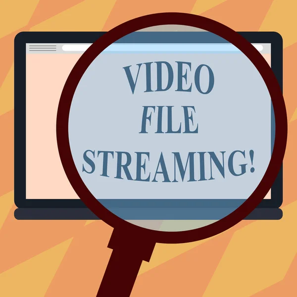 Szöveg jel mutatja a Video File Streaming. Fogalmi fénykép videóinak megtekinthető online nélkül lét letöltött nagyító nagyítás tabletta üres befest képernyő fénykép szöveg szóközzel. — Stock Fotó
