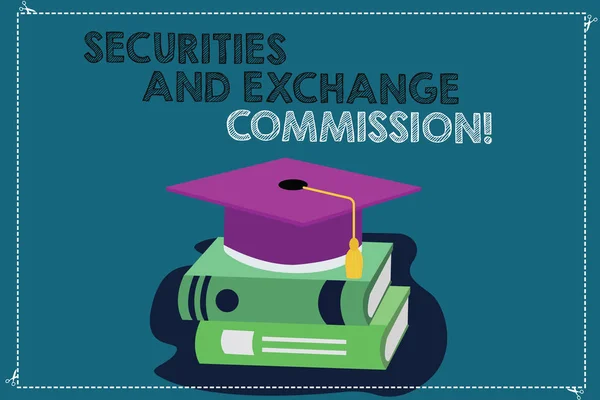 Tulisan tangan menulis Securities And Exchange Commission. Konsep yang berarti Keselamatan pertukaran komisi Keuangan Warna Kelulusan Topi dengan Tassel 3D Foto cap Akademik Bergantung pada Buku . — Stok Foto