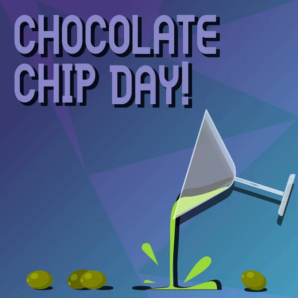Pisanie, Wyświetlono Chocolate Chip dzień pojęciowy ręcznie. Biznesowe zdjęcie tekstu daty cieszyć smaczne bity Choco cookies koktajl wina szklane leje się z winogron Splash i cień w. — Zdjęcie stockowe