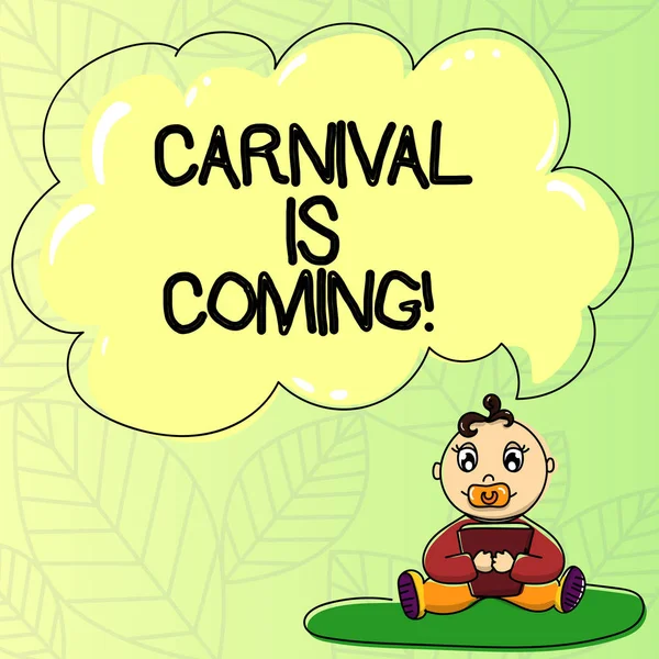 Texto de escritura de palabras Carnaval está llegando. Concepto de negocio para el festival público que muestra música de juego y danza Baby Sitting on Rug con libro de chupete y burbuja de voz de nube de color en blanco . — Foto de Stock