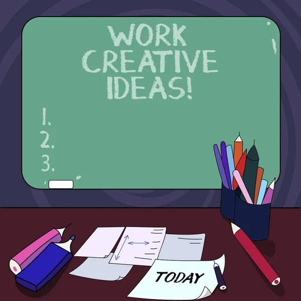 Texte manuscrit Work Creative Ideas. Concept sens a la capacité d'inventer et de développer des pensées originales monté tableau noir de couleur blanche avec de la craie et des feuilles d'outils d'écriture sur le bureau . — Photo