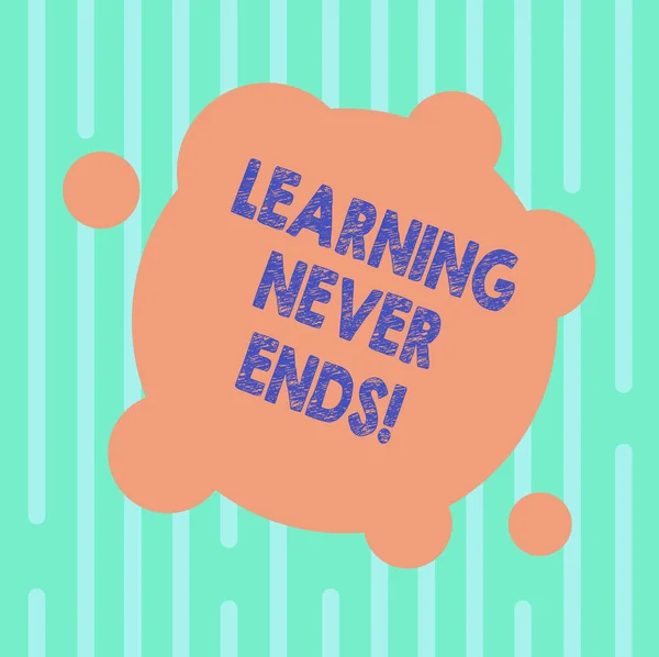 単語を書くテキスト学習は終わらない。知識のビジネス概念の終わりがあるまたは果てしなくそれは小さな円抽象的な写真で永遠にブランク変形カラー ラウンド形状を最後. — ストック写真