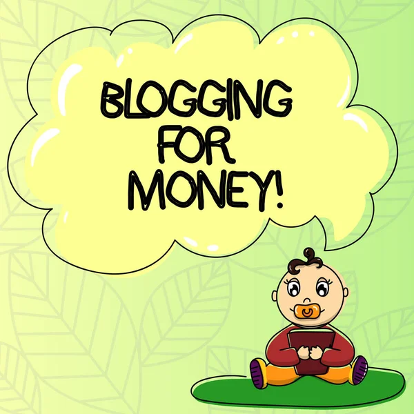 Palavra escrita texto Blogging For Money. Conceito de negócio para blogueiros que colocam anúncios em seu site para ganhar lucro Baby Sitting on Rug with Chupeta Book and Blank Color Cloud Speech Bubble . — Fotografia de Stock