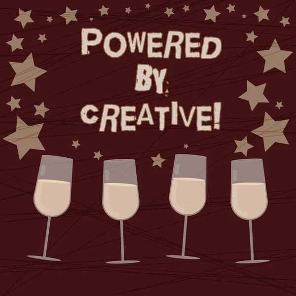 概念的な手書きの創造によって動力を示します。いっぱい散乱星紙吹雪脚付きグラス カクテル ワイン思考や創意工夫の独創性によって特徴付けられるビジネス写真展示. — ストック写真
