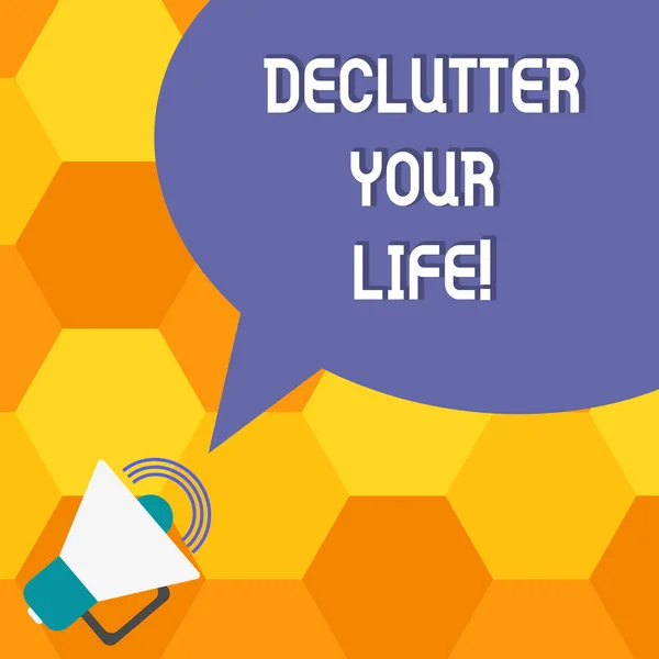 Texto de escritura a mano Declutter Your Life. Concepto que significa eliminar elementos innecesarios del lugar desordenado superpoblado Megáfono con el icono de volumen de sonido y color en blanco Voz burbuja foto . — Foto de Stock