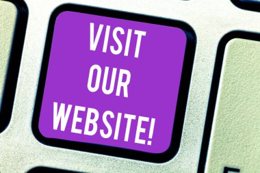 Metin ziyaret bizim web sitesi yazma kelime. İş kavramı sitesi URL Internet tarayıcısında içerik klavye görmek için gitmek için anahtar tuş takımı fikir tuşuna basarak bilgisayar ileti oluşturmak için niyet.