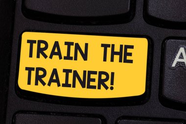 Kavramsal el tren eğitmen gösterilen yazma. Akıl hocası veya tren diğerleri sınıfı klavye tuşu bilgisayar ileti fikir oluşturmak için niyet katılmak öğretmek için iş fotoğraf vitrine tespit.