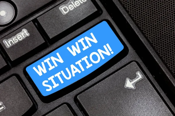 Schreibnotiz, die Win-Win-Situation zeigt. Business-Foto präsentiert Wahl, die gut für alle, die Tastatur wichtige Absicht, Computer-Nachricht Drücken der Tastatur Idee erstellen beteiligt ist. — Stockfoto