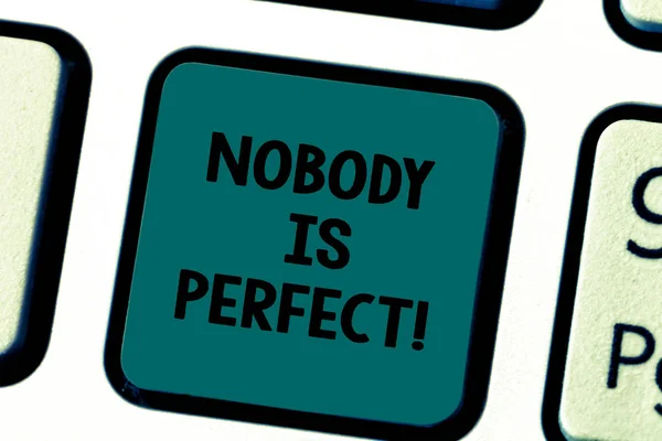 A escrever um bilhete a mostrar "Ninguém é Perfeito". Exibição de fotos de negócios costumava dizer que todo mundo comete erros até mesmo você Teclado chave Intenção de criar mensagem de computador pressionando ideia teclado . — Fotografia de Stock