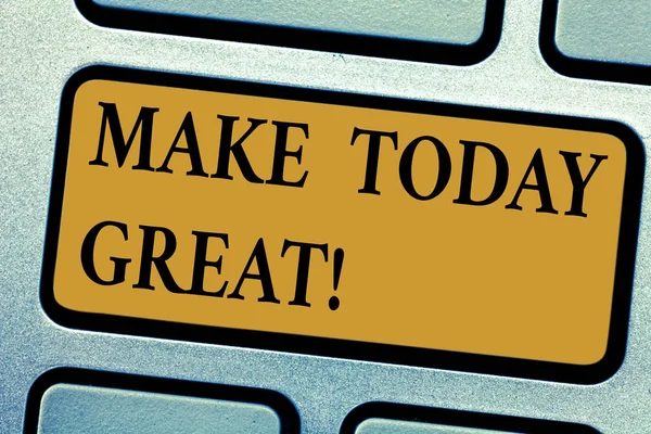 Escribiendo nota mostrando Make Today Great. negocio foto escaparate empezar a buscar en el lado positivo ser productivo Teclado clave Intención de crear mensaje de ordenador presionando el teclado idea . — Foto de Stock