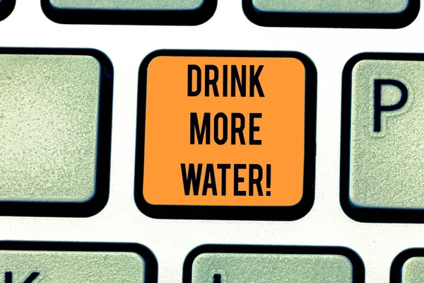 Word pisanie tekstu pić więcej wody. Koncepcja biznesowa dla zwiększenia ilości wody pitnej wymagane różni się od codziennego klawisz na klawiaturze zamiar utworzyć wiadomość komputer naciskając klawisz klawiatury, pomysł. — Zdjęcie stockowe