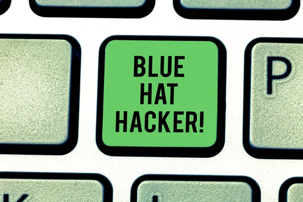 Texte manuscrit Blue Hat Hacker. Concept signifiant Personne sociétés de conseil qui bug système avant son lancement Clavier Intention de créer un message informatique appuyant sur l'idée clavier . — Photo