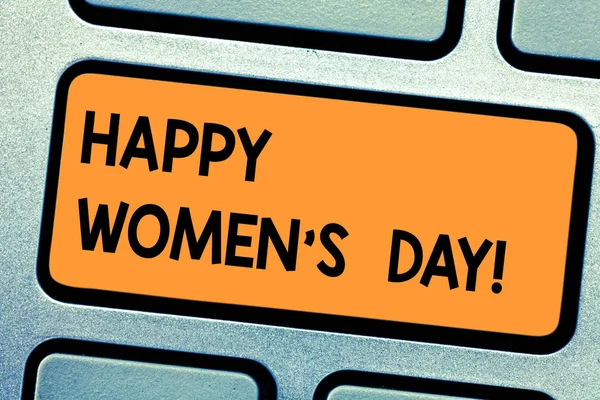 Word schrijven tekst Happy S Is Vrouwendag. Businessconcept voor dag gevierd op maart die woanalysishood viert toets op het toetsenbord te willen maken van computer bericht op idee van het toetsenbord te drukken. — Stockfoto