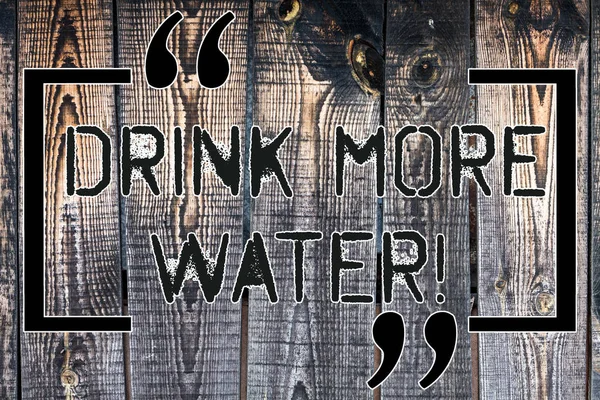 手写文本喝更多的水。概念意思增加饮用水的数量需要变化每日木背景复古木野消息想法想法想法想法. — 图库照片