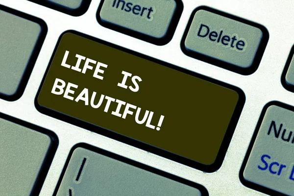 Conceptuele hand schrijven weergegeven: Life Is Beautiful. Zakelijke foto presentatie geniet van elk moment omvat natuur familie of vrienden toets op het toetsenbord te willen maken van computer bericht idee. — Stockfoto