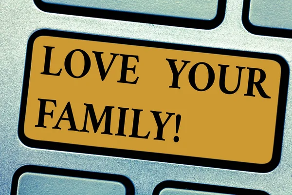 Scrivere una nota che mostra Love Your Family. Foto aziendale che mostra la volontà di ogni membro di sacrificare qualsiasi cosa per loro Tastiera chiave Intenzione di creare messaggio del computer premendo idea tastiera . — Foto Stock