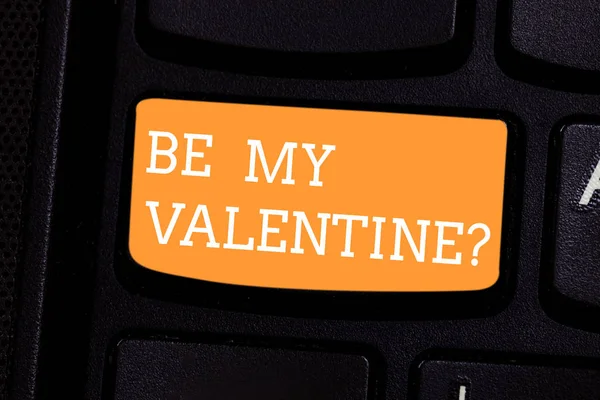 Sinal de texto mostrando Be My Valentine. Foto conceitual Proposta para ir em uma data em 14 de fevereiro sentimentos roanalysistic Teclado chave Intenção de criar mensagem de computador pressionando ideia teclado . — Fotografia de Stock