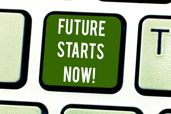 Escribir texto a mano Future Starts Now. Concepto que significa animar a alguien a empezar a trabajar a partir de este momento Teclado clave Intención de crear mensaje de ordenador pulsando el teclado idea . —  Fotos de Stock