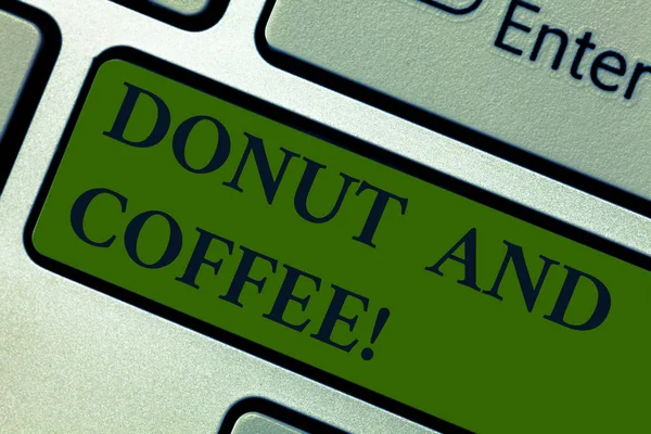 Handgeschreven tekst Donut en koffie. Begrip betekenis gemeenschappelijk eten en drinken in paren rangschikken in de Verenigde Staten en Canada toetsenbord toets voornemen om computer bericht te drukken toetsenblok idee te maken. — Stockfoto
