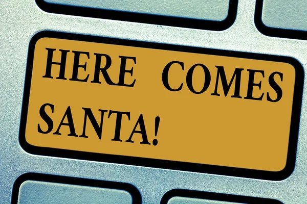 Escribiendo nota que muestra Here Comes Santa. Foto de negocios mostrando canción de Navidad escrita e interpretada por Gene Autry Teclado Intención de crear mensaje de computadora presionando el teclado idea . —  Fotos de Stock
