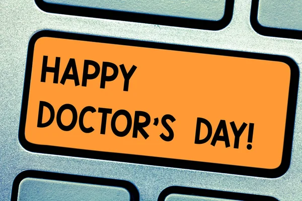 Parola di scrittura del testo Happy Doctor S Day. Business concept per celebrati per riconoscere i contributi medici alla vita Tastiera chiave Intenzione di creare messaggi informatici premendo idea tastiera . — Foto Stock