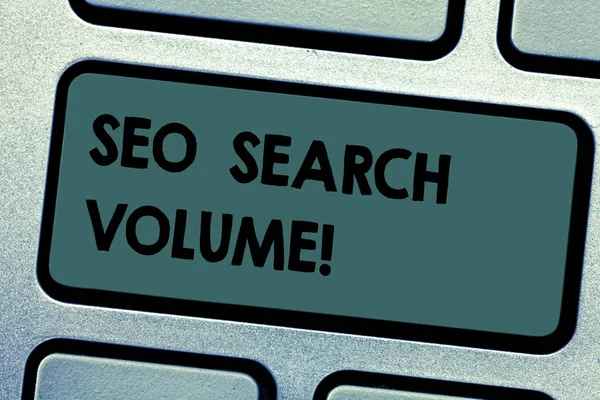 Oppfattende håndskrift som viser Seo Search Volume. Forretningsfoto som viser mengden søk etter nøkkelord Nøkkelintensjon om å lage datameldingstankegang . – stockfoto