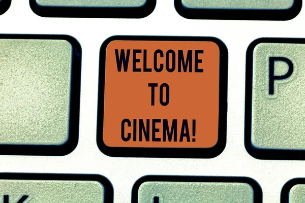 Ordet skriva text Välkommen till biograf. Affärsidé för introducera någon till teatern där filmer visas för offentliga tangent avsikt att skapa dator meddelande genom att trycka på knappsatsen idé. — Stockfoto