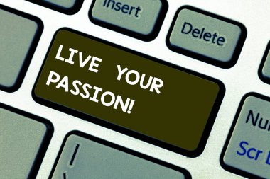 Kavramsal el yazma Your Passion yaşamak gösterilen. Sevdiğin iş klavye tuşu bilgisayar ileti fikir oluşturmak için niyet dikkate almaz bir şey yapıyor vitrine iş fotoğraf.