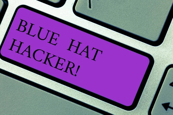 Texte montrant Blue Hat Hacker. Photo conceptuelle Des cabinets de consultants qui boguent le système avant son lancement Clavier Intention de créer un message informatique appuyant sur l'idée du clavier . — Photo