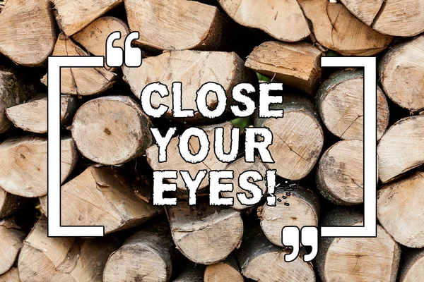 Handgeschreven tekst schrijven Close Your Eyes. Begrip betekenis dekking van je gezicht hebben we een verrassing voor u doen niet peek houten achtergrond vintage hout wilde bericht ideeën bedoelingen gedachten. — Stockfoto