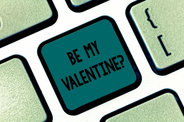 Manuscrito texto escrevendo Be My Valentine. Conceito significado Proposta para ir em uma data em 14 de fevereiro sentimentos roanalysistic Teclado chave Intenção de criar mensagem de computador pressionando ideia teclado . — Fotografia de Stock