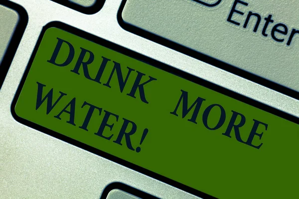 手書きのテキストより多くの水を飲みます。必要な飲料水の概念意味増加量変わる日常キーボードのキーのキーパッドのアイデアを押すとコンピューターのメッセージを作成する意図. — ストック写真