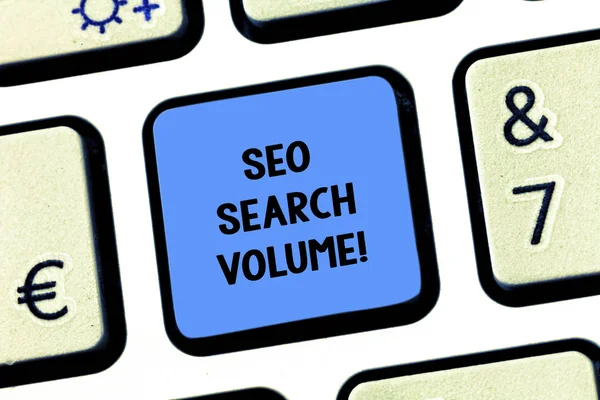 Teksthåndskrift Seo Search Volume. Betydning for antall søk som finner sted etter nøkkelord Nøkkelintensjon om å lage datameldinger som trykker på tastaturideen . – stockfoto