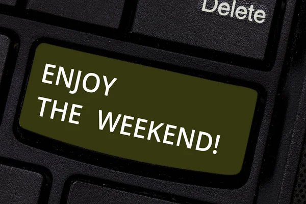 Word tekst intoetsen geniet van het Weekend. Businessconcept voor dag vooral beschouwd als tijd voor ontspanning en plezier toets op het toetsenbord te willen maken van computer bericht op idee van het toetsenbord te drukken. — Stockfoto