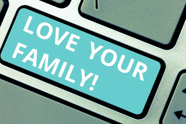 Kavramsal el Love Your aile gösterilen yazma. Bir şey onlar için klavye tuşu niyeti bilgisayar ileti fikir oluşturmak için feda etmeye istekli, her üyenin vitrine iş fotoğraf. — Stok fotoğraf
