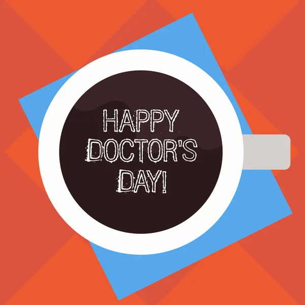 Testi scritti a mano Happy Doctor S Day. Concetto significato celebrato per riconoscere i contributi medici alla vita Vista dall'alto della tazza da bere riempita con bevande sulla foto di carta a colori . — Foto Stock