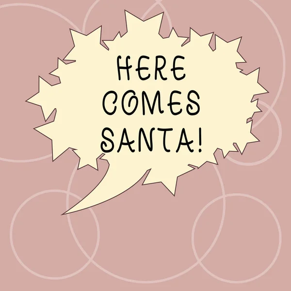 Texto de escritura de palabras Here Comes Santa. Concepto de negocio para la canción de Navidad escrita e interpretada por Gene Autry Blank Oval Color Speech Bubble con estrellas como esquema foto Texto Espacio . —  Fotos de Stock