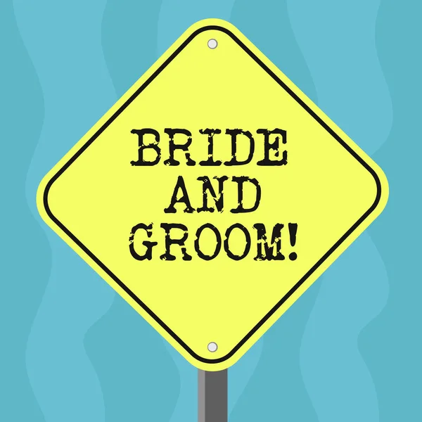 Konzeptionelle Handschrift, die Braut und Bräutigam zeigt. Geschäftstext Mann und Frau, die kurz vor der Heirat stehen Hauptpaar Diamantform farbige Verkehrswarnschilder mit einem Bein stehen. — Stockfoto