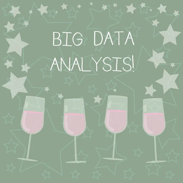 Manuscrito de texto escrevendo Big Data Analysis. Conceito que significa processo complexo de examinar grandes e variados conjuntos de infos Copos de vinho de cocktail cheios com estrelas dispersas como Confetti Stemware . — Fotografia de Stock