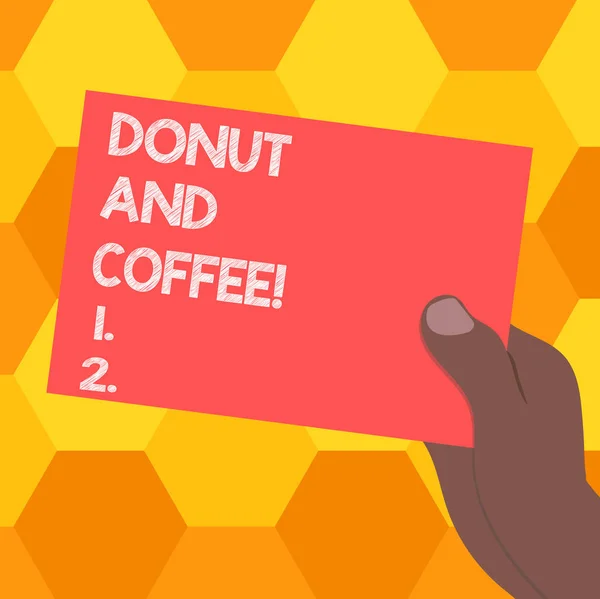 Texto de escritura Donut y café. Concepto que significa emparejamiento común de alimentos y bebidas en Estados Unidos y Canadá Análisis de Hu dibujado Hand Holding Presentando una foto de cartón de papel en color en blanco . — Foto de Stock