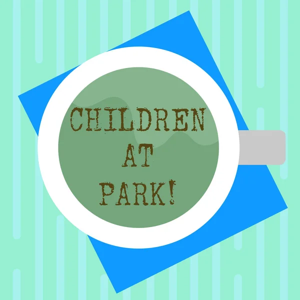 Текст текста "Дети в парке". Бизнес-концепция места, специально разработанная, чтобы позволить детям играть там Топ вид чашки с напитками заполнены напитком на цветной бумаге фото . — стоковое фото