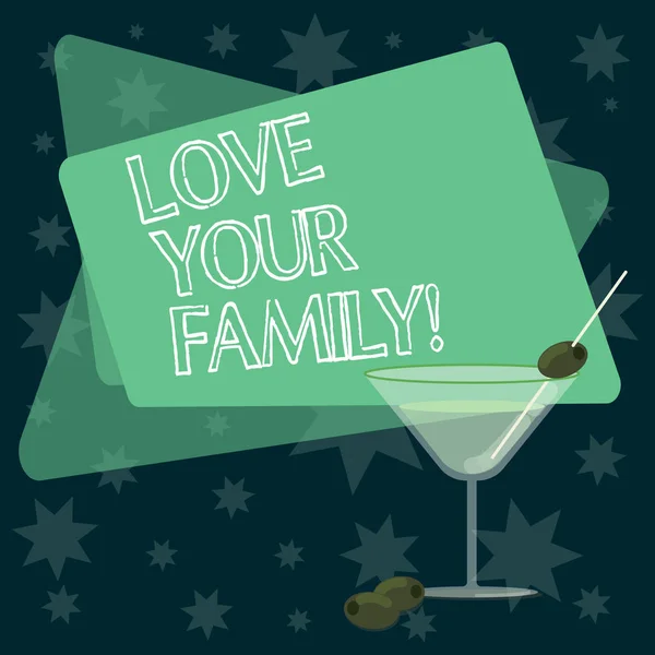 愛あなたの家族を示すメモを書きます。ビジネス写真縁本文スペースにオリーブのカクテル ワイン グラスをいっぱいに何かを犠牲にする各メンバーの意欲を展示. — ストック写真