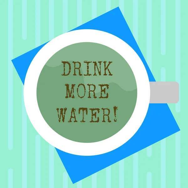 Yazılı metin daha içmeyi su kelime. Her gün üst görünüm, içme Kupası ile dolu içecek renk kağıt fotoğraf üzerinde iş kavramı içme suyu gerekli miktarda artış değişir. — Stok fotoğraf