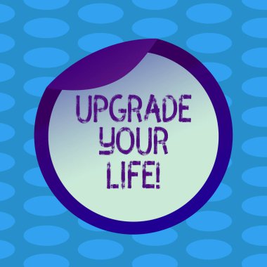Word metin Upgrade Your Life yazma. İş kavramı için yolunuzu daha zengin ve daha mutlu şişe ambalaj boş kapak karton konteyner kolay açık folyo mühür kapatın için Getting yaşam geliştirmek.