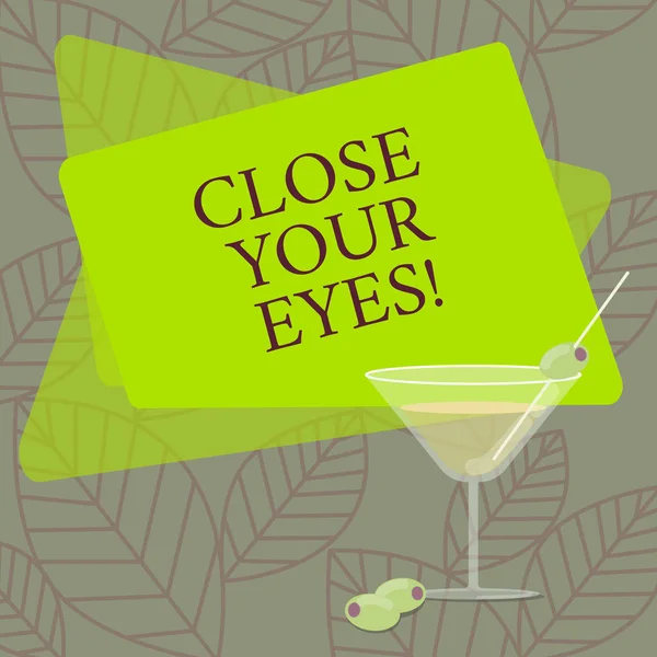 Programu Word, pisanie tekstu Close Your Eyes. Koncepcja biznesowa na okładce mamy niespodziankę dla Ciebie wzroku nie zerknąć wypełnione kieliszek wina z oliwek na przestrzeni tekstu Rim puste kolorów. — Zdjęcie stockowe