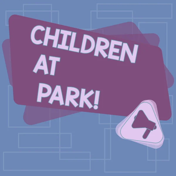 公園で子供を示すテキスト記号。子ども遊びように特に設計された概念的な写真場所そこのメガホン内部三角形と四角形色空の発表のため. — ストック写真