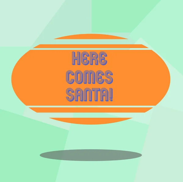 개념적 손을 보여주는 여기 산타 온다 쓰기입니다. 비즈니스 사진 텍스트 작성 및 수평 줄무늬 부동 및 그림자 유전자 Autry 빈 색 타원형 모양에 의해 수행 크리스마스 노래. — 스톡 사진
