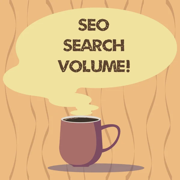 Textzeichen mit seo search volume. konzeptionelle Foto-Quantität der Suchanfragen, die nach einem bestimmten Schlüsselwort Tasse Foto Tasse heißen Kaffee mit leerer Farbe Sprechblase als Dampf-Symbol auftreten. — Stockfoto